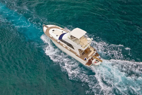 Navegación en yate con vista aérea al mar — Foto de Stock