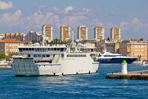 Zadar färja och yachthamn — Stockfoto