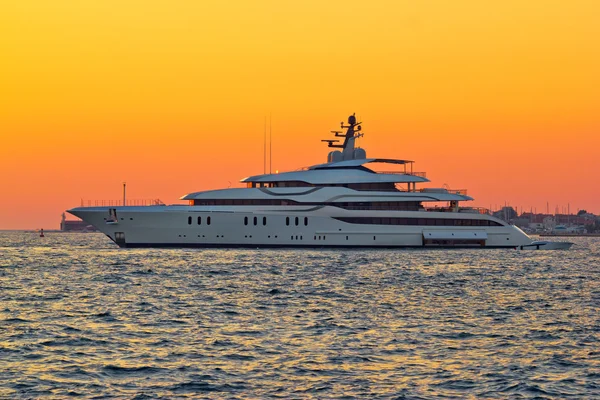 Superyacht sarı gün batımı görünümü