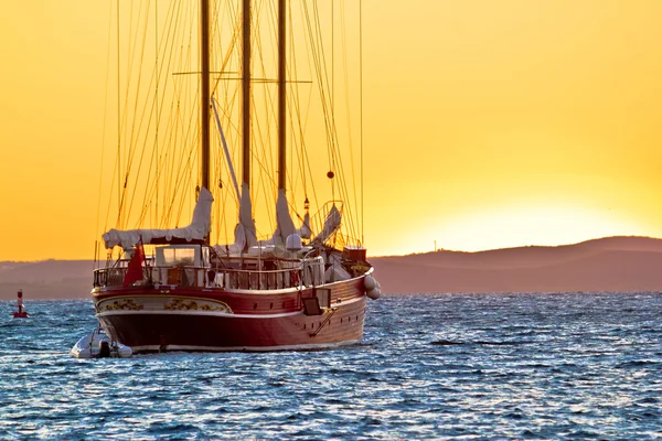 Oude houten zeilboot op gouden zonsondergang — Stockfoto