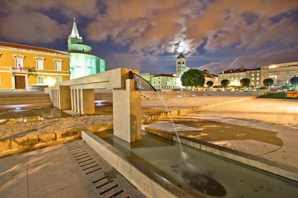 Velho Zadar fórum fonte visão noturna — Fotografia de Stock