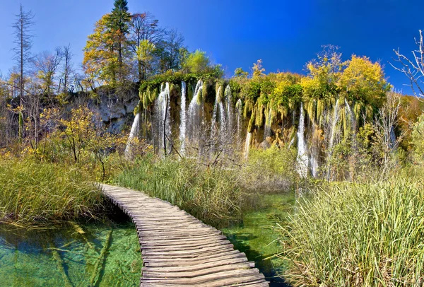 Sétány keresztül paradicsom a Plitvicei-tavak — Stock Fotó