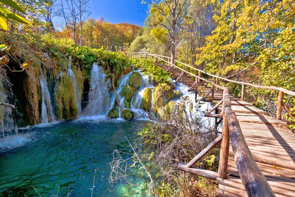 Colores otoñales del parque nacional de los lagos de Plitvice — Foto de Stock