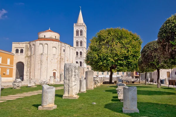 Artefactos romanos históricos en la plaza de Zadar — Foto de Stock