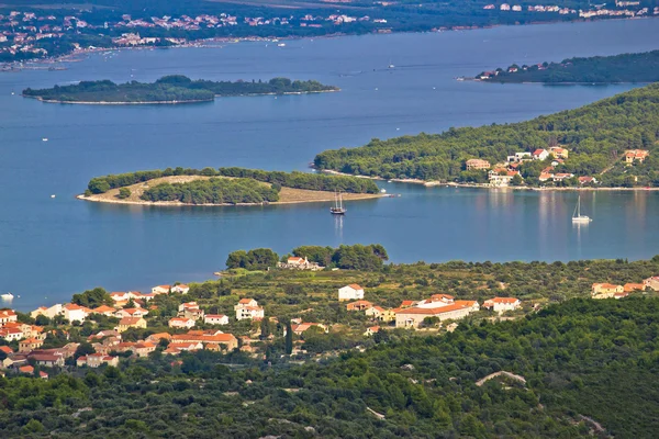 Baía da aldeia de Nevidane na ilha Pasman — Fotografia de Stock