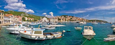 Pastoral Hvar liman panoramik görünüm