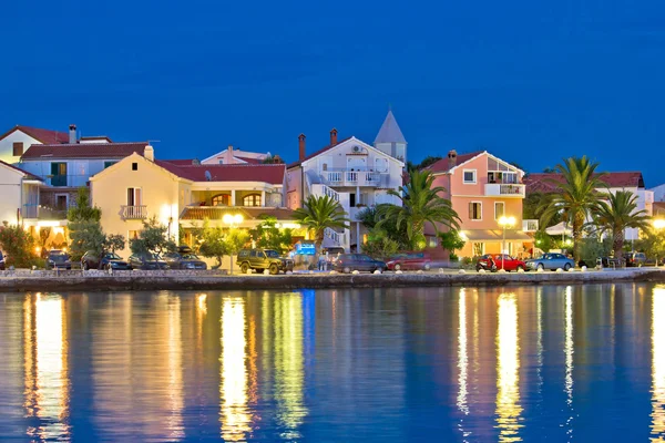 Petrcane adriatic pueblo colorido paseo marítimo de la noche — Foto de Stock