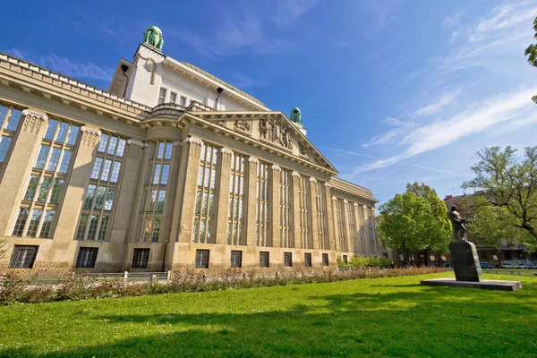 Kroatische nationale staatsarchieven gebouw in zagreb — Stockfoto