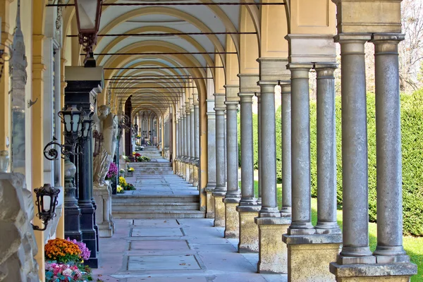 Architettura monumentale dei portici del cimitero di Mirogoj — Foto Stock