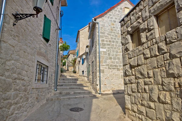 Dividir rua de pedra histórica velha — Fotografia de Stock