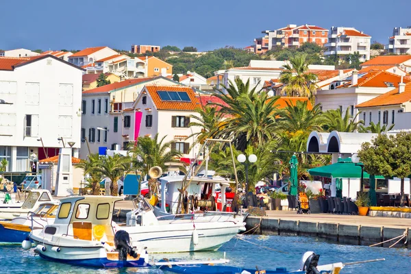 Cidade mediterrânea de Novalja vista para a orla — Fotografia de Stock