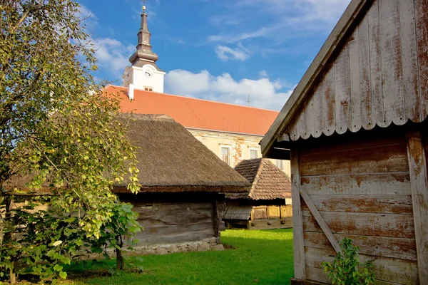 Staden av Krizevci historiska stugor och kyrkan — Stockfoto