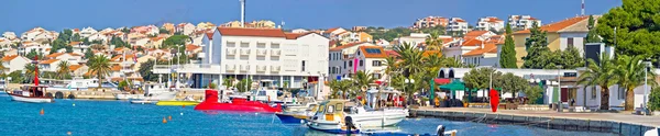 Stad Novalja panorama aan het water — Stockfoto