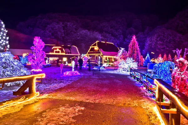 Pueblo en coloridas luces de Navidad —  Fotos de Stock