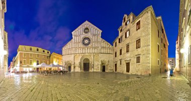 Zadar katedral Meydanı gece görünümü