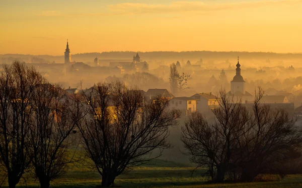 Città di Krizevci torri nella nebbia — Foto Stock