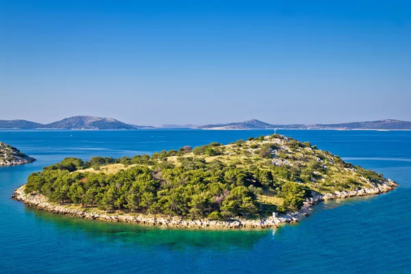 Klein eiland in de archipel van Kroatië — Stockfoto