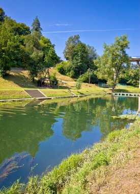 Yeşil manzara Korana Nehri