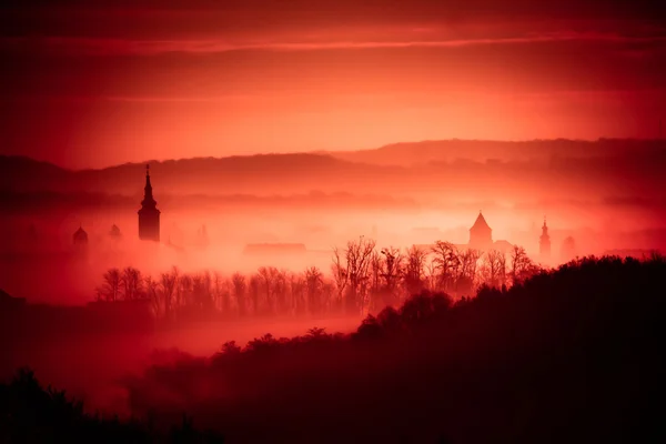 Roter Nebel in der Stadt Krizevci — Stockfoto