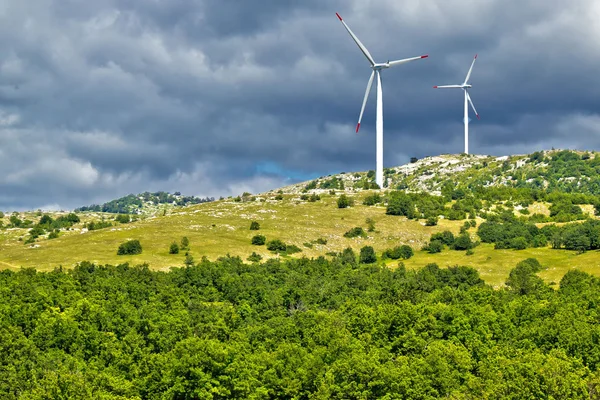 Větrné turbíny elektrárny na pohoří Velebit — Stock fotografie