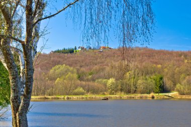 Göl kenarında pastoral evler
