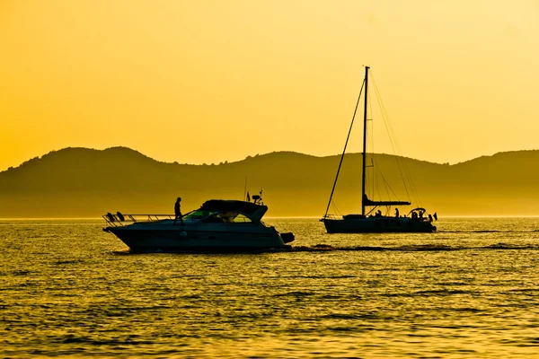 Jacht en zeilboot silhouet bij gouden zonsondergang — Stockfoto