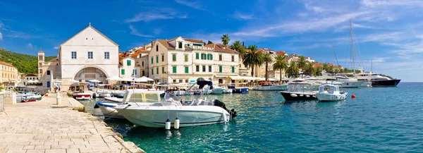 Stad Hvar waterkant weergave — Stockfoto