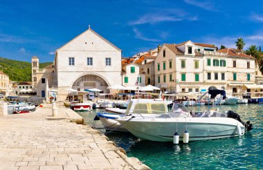 Hvar waterfront ve tiyatro görünümü