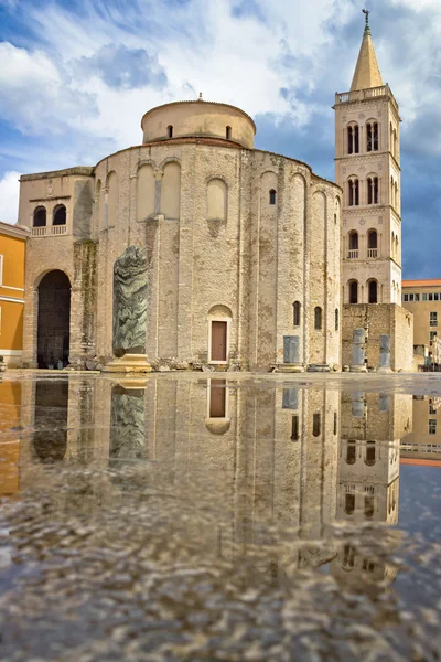 Monumento a la catedral de Zadar con reflejo de agua —  Fotos de Stock