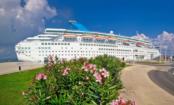 Namnlös cruiser dockad på waterfront — Stockfoto