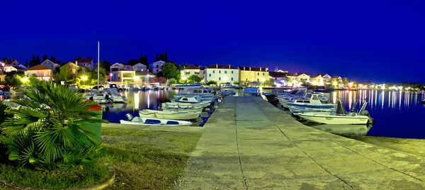 Adriatische toeristische bestemming Petrcane waterkant weergave — Stockfoto