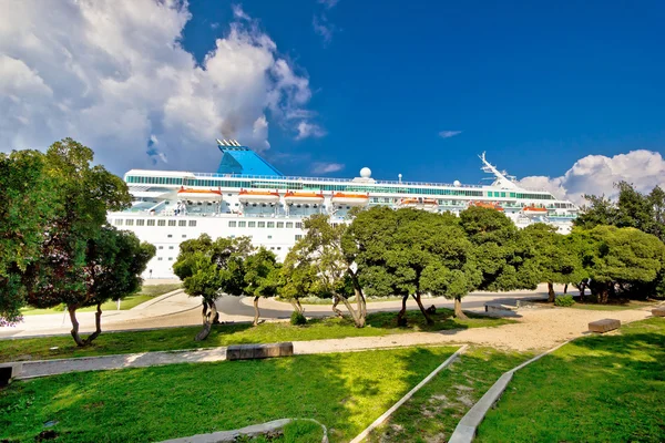 Nave da crociera sul molo vista parco — Foto Stock