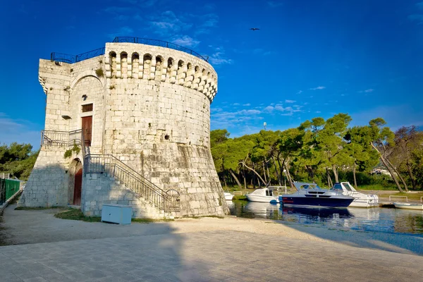 Denizin kenarında Trogir eski taş kule — Stok fotoğraf