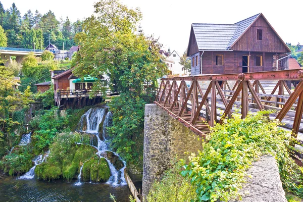 Cachoeiras da aldeia do rio Rastoke Fotos De Bancos De Imagens Sem Royalties