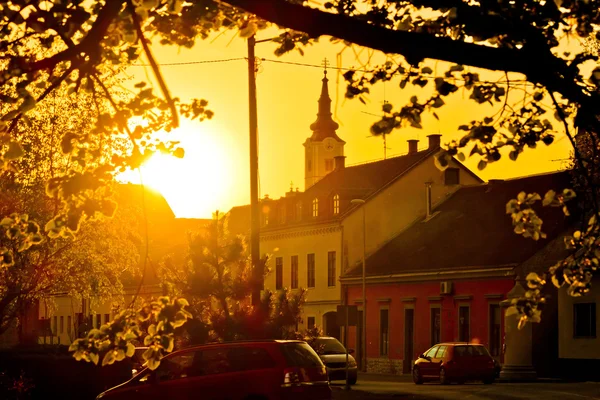 Krizevci 黄金の夕日の東ヨーロッパの町 — ストック写真