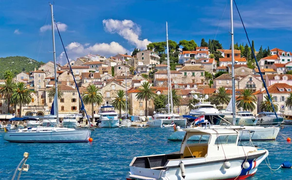 Haven van zeilen van de waterkant Hvar in Dalmatië — Stockfoto