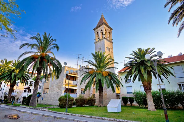 Teogir Steinkirche und Palmen — Stockfoto