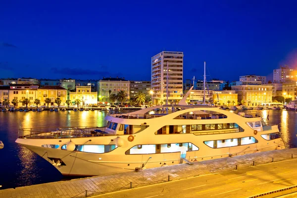Yacht in Zadar harbor evening view — Stockfoto