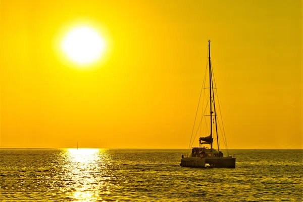 Barca cu pânze Catamaran pe apus de aur — Fotografie, imagine de stoc