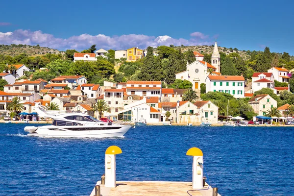 Yacht di lusso e città adriatica di Rogoznica — Foto Stock