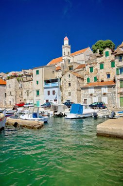 Sibenik yeşil deniz ve mavi gökyüzü