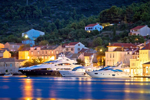 Yachts de luxe dans la ville de Vis front de mer — Photo