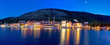 Vis şehrin panoramik mavi akşam