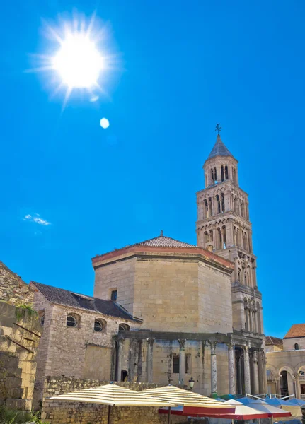 Vista vertical da catedral antiga dividida — Fotografia de Stock