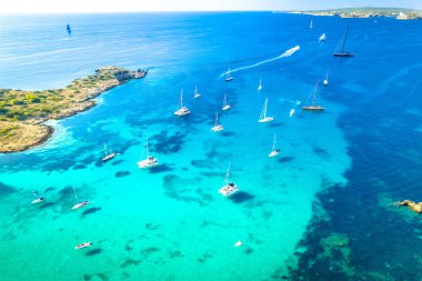 Cala Xinxell Koyu turkuvaz deniz tekneleri ve yatlar hava manzaralı. Mallorca Adası. İspanya 'nın Balear adaları