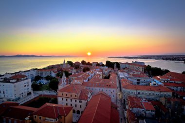 Zadar şehir manzarası gün batımı görünümü