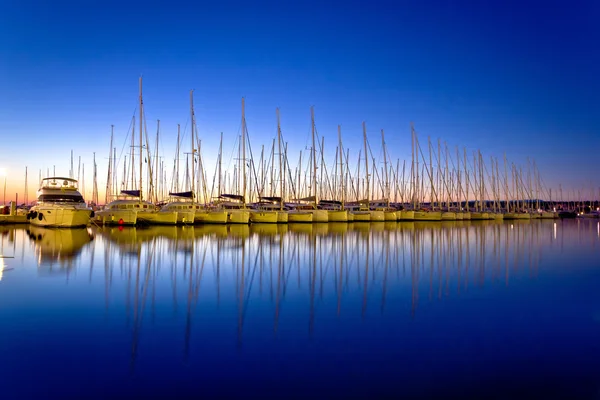 Soirée calme dans le port à voile — Photo