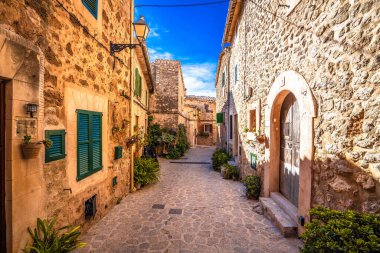 Manzaralı Valldemossa kasabası renkli sokak manzaralı, Mallorca Adası. İspanya 'nın Balear adaları.
