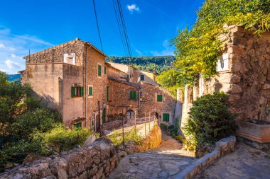 Manzaralı Valldemossa kasabası renkli sokak manzaralı, Mallorca Adası. İspanya 'nın Balear adaları.