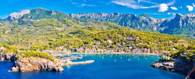 Mallorca adasındaki Port de Soller körfezinin manzarası. İspanya 'nın Balear adaları